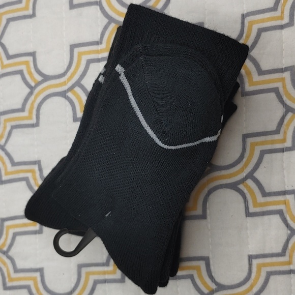 🎉 $5 CLEAR OUT: 4-Pairs NWOT Kid's Socks - Picture 3 of 5